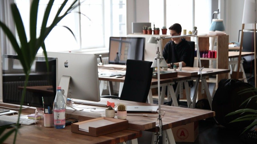 Modernes, sauberes Büro nach der Büroreinigung