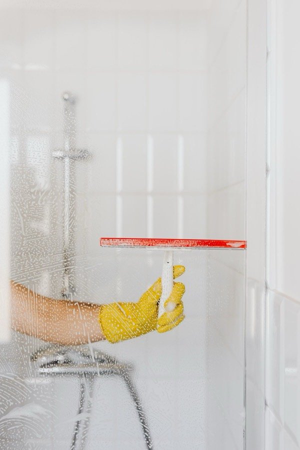 Fensterreinigung mit Abzieher — streifenfreies Glas