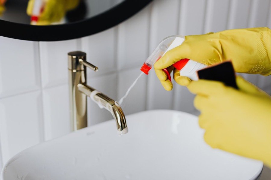 Armatur und Waschbecken werden hygienisch gereinigt