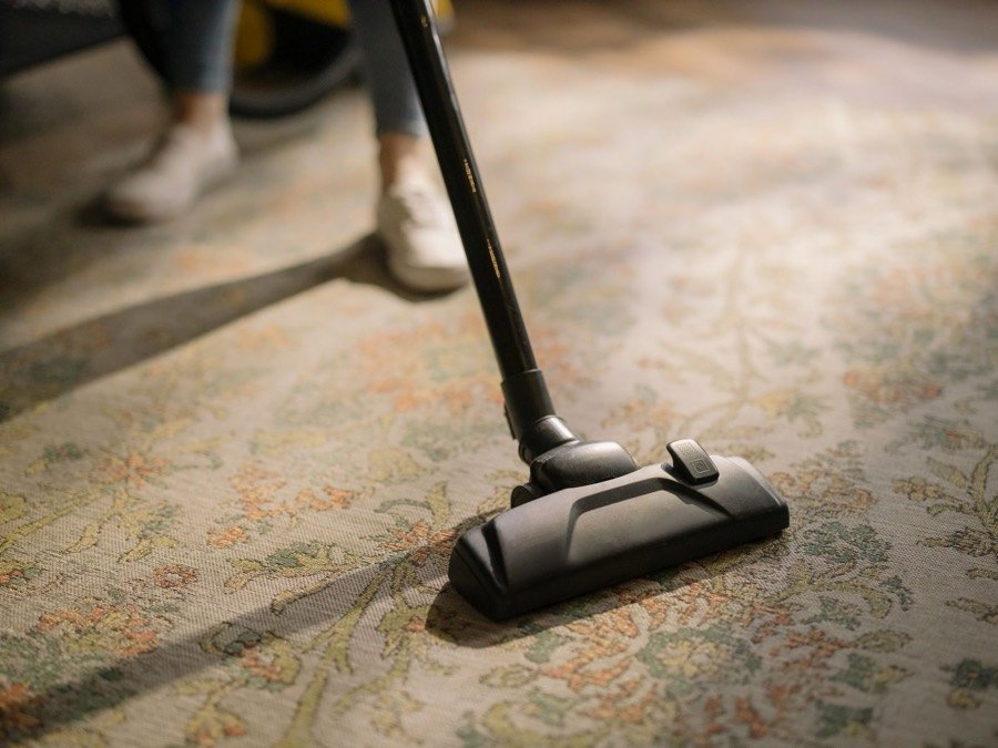 Team bei der intensiven Grundreinigung einer Wohnung