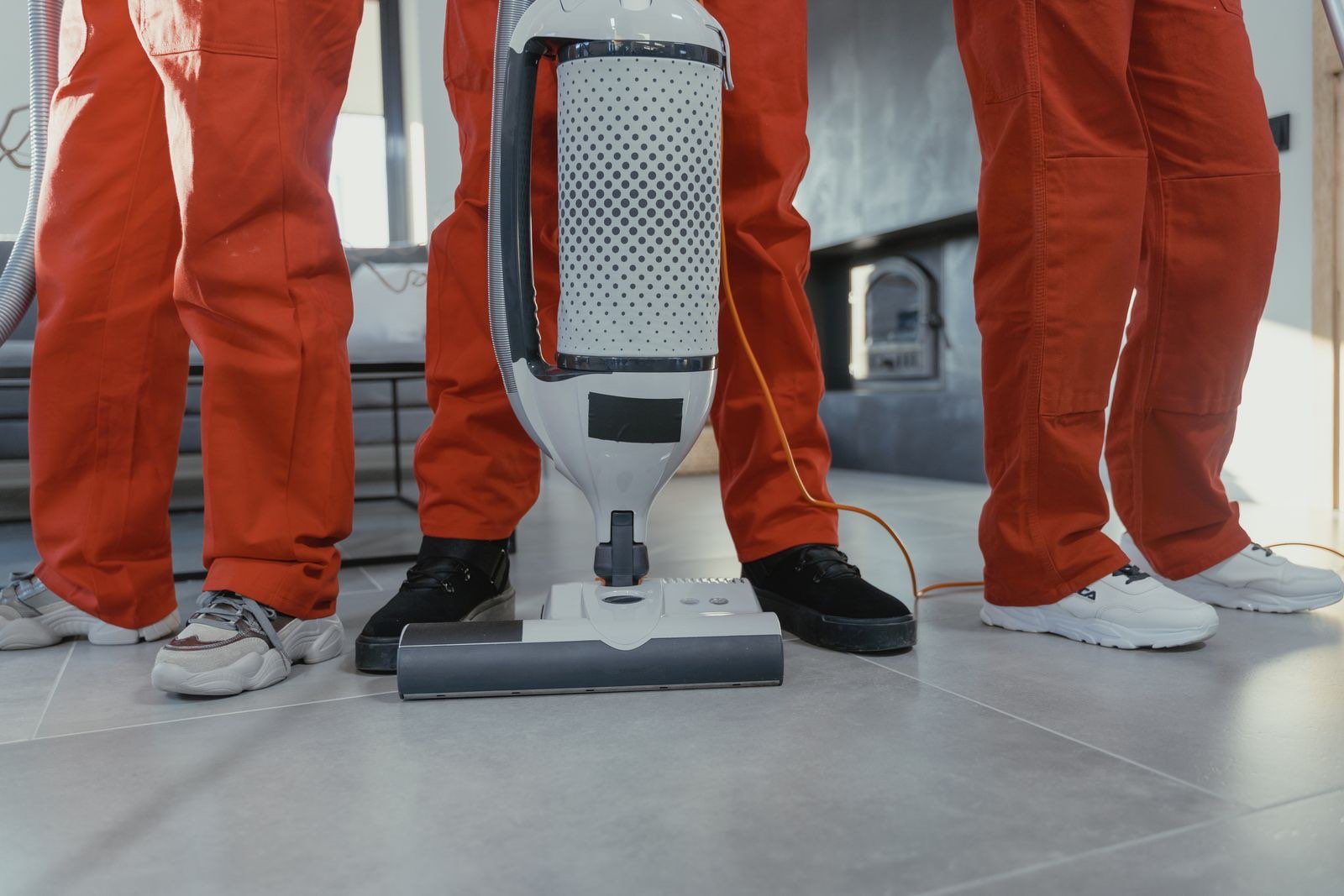 Reinigungsteam in Arbeitskleidung im Einsatz